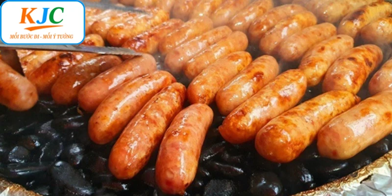 Đại chiến lạp xưởng nướng đá là lễ hội ẩm thực độc đáo