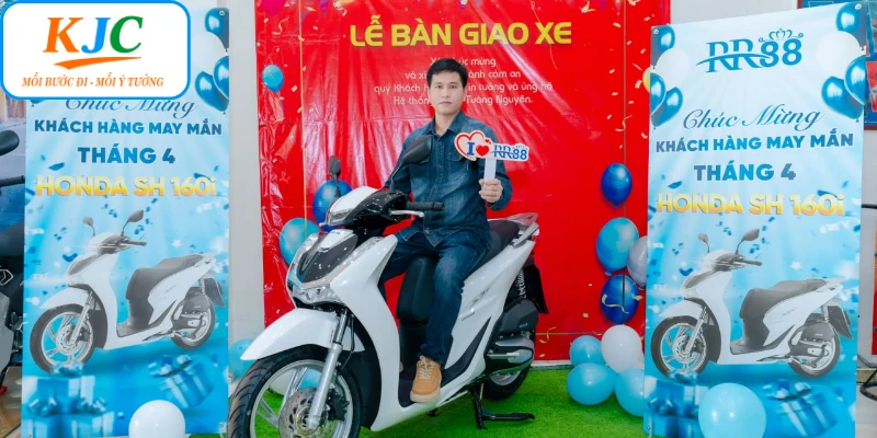 Khách hàng nhận xe SH là khoảnh khắc đáng nhớ tháng 4