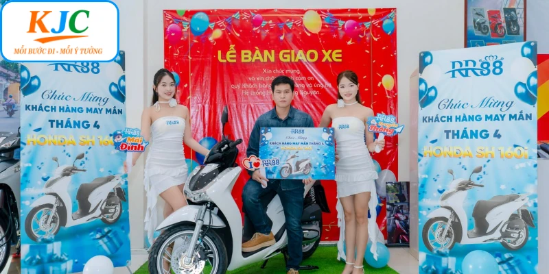 Khách hàng nhận xe SH lan tỏa niềm vui cho cộng đồng