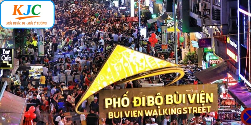 KJC tặng quà phố đi bộ, tạo ra không khí náo nhiệt